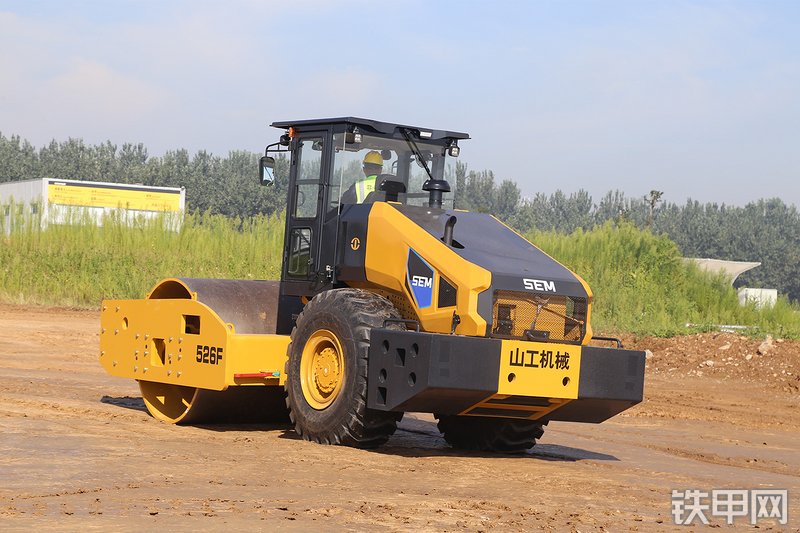 山工526F（国四）压路机整机外观
