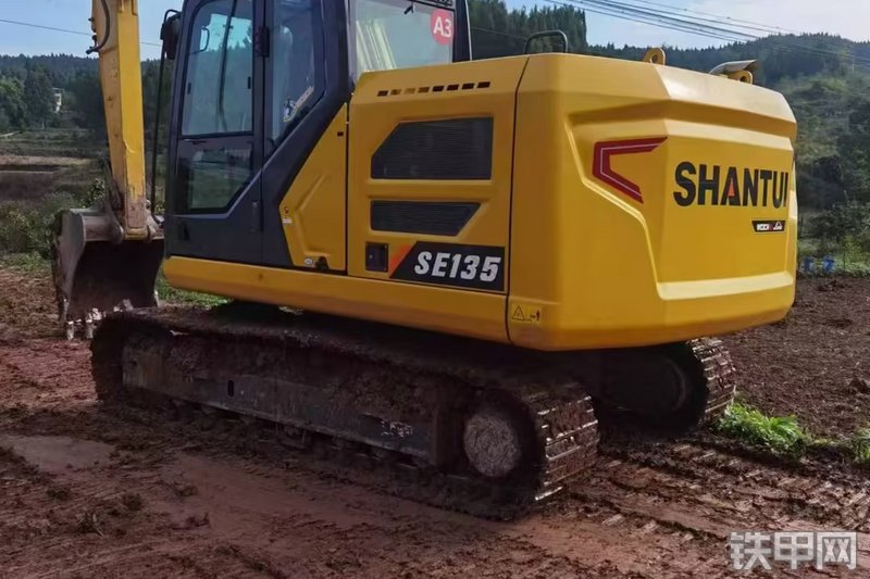 山推SE135-10W挖掘机局部
