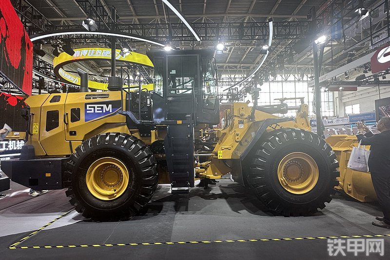 山工688G（国四）装载机整机外观