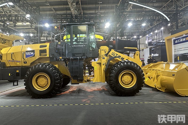 山工669G 电驱装载机装载机整机外观