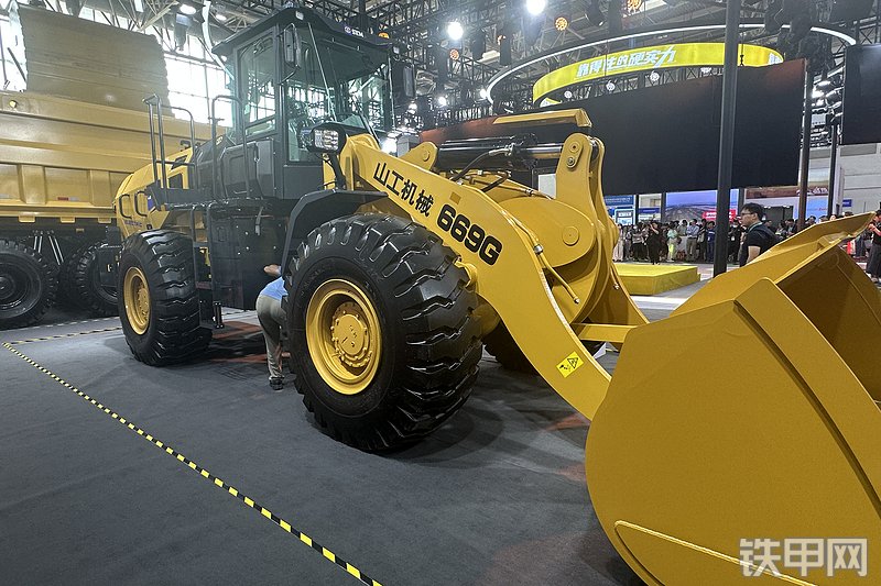 山工669G 电驱装载机装载机整机外观