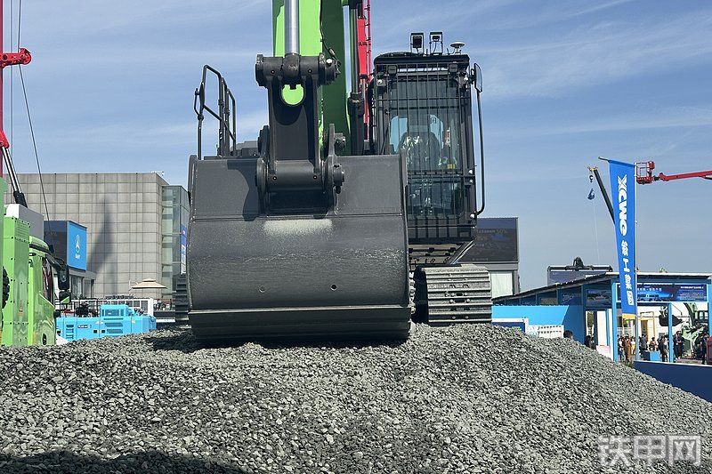 徐工XE215E挖掘机局部