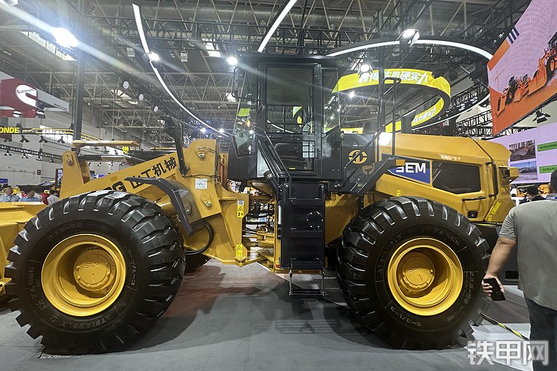 山工656G（国四）装载机整机外观