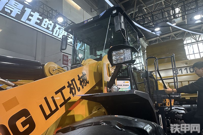 山工669G 电驱装载机装载机局部