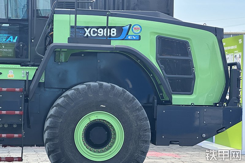 徐工XC988-EV装载机局部