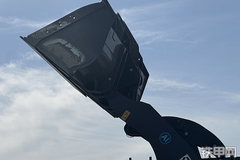 徐工XC988-EV装载机局部