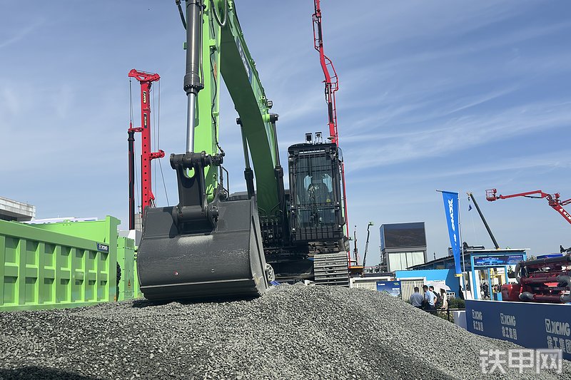 徐工XE215E挖掘机局部