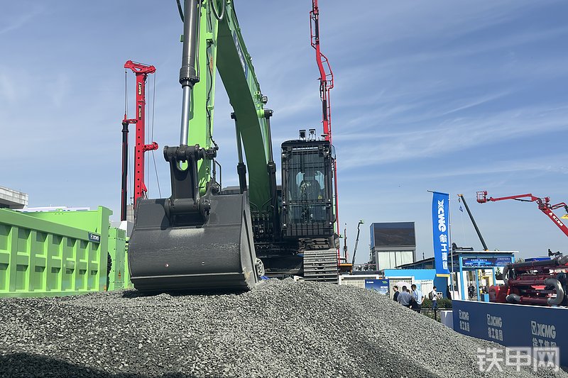 徐工XE215E挖掘机局部