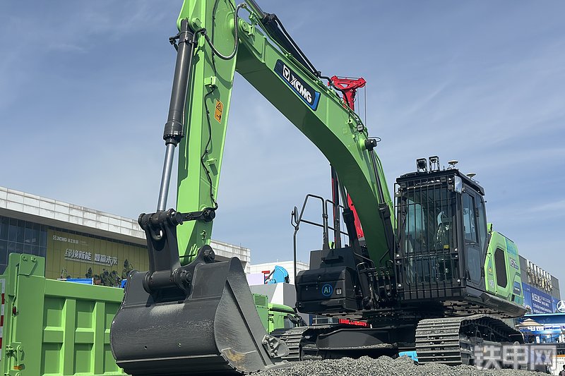 徐工XE215E挖掘机整机外观