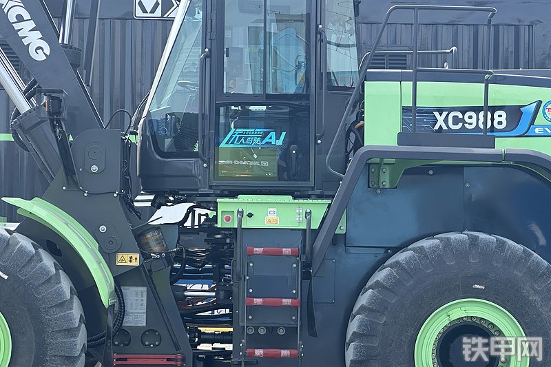 徐工XC988-EV装载机局部