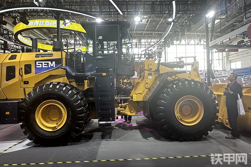 山工688G（国四）装载机整机外观