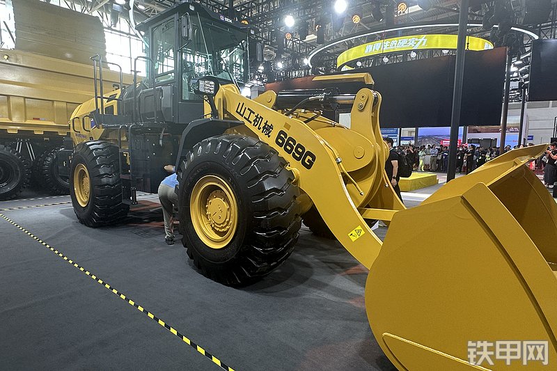 山工669G 电驱装载机装载机整机外观
