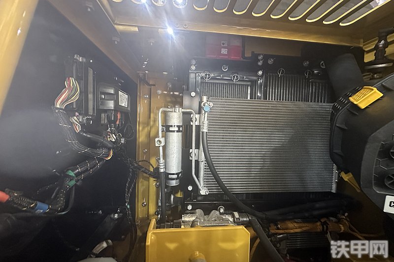 卡特彼勒新一代CAT®313 GC 液压挖掘机局部