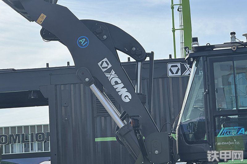 徐工XC988-EV装载机局部