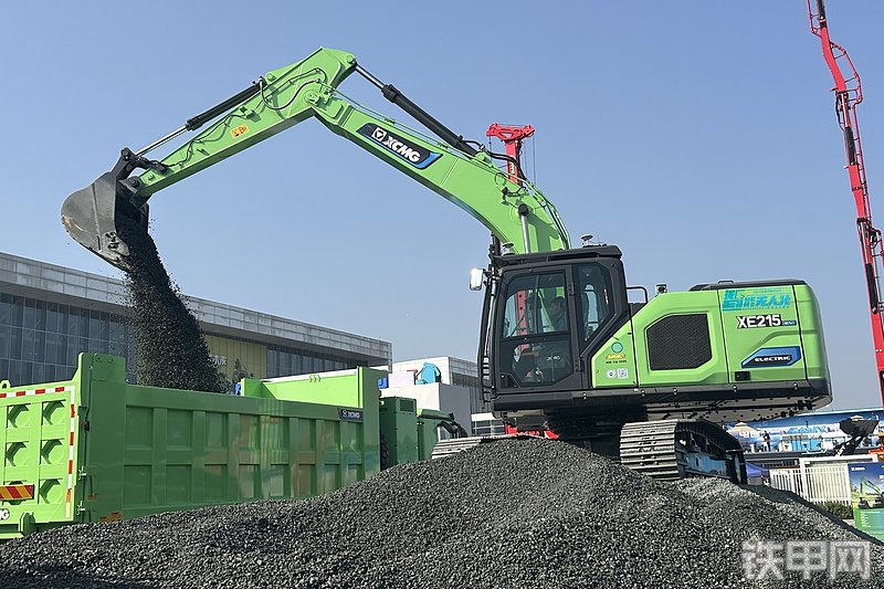 徐工XE215E挖掘机整机外观