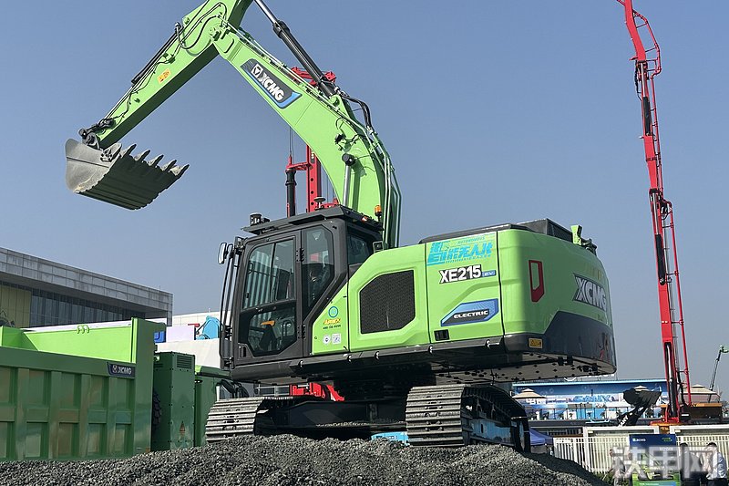 徐工XE215E挖掘机整机外观