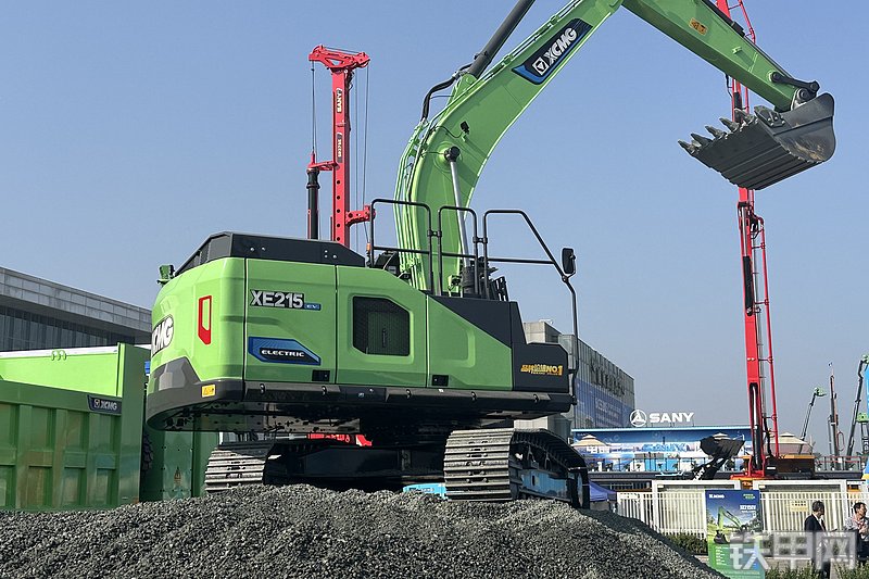 徐工XE215E挖掘机整机外观