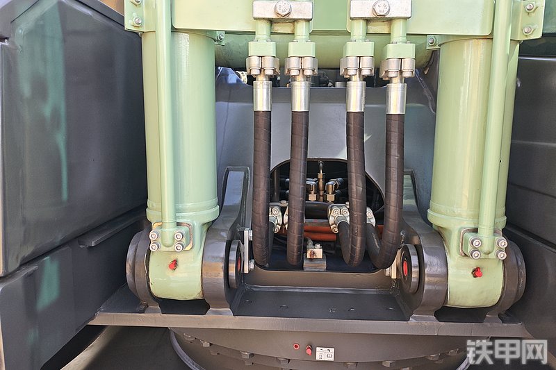 山东临工E6225H EV电动挖掘机局部