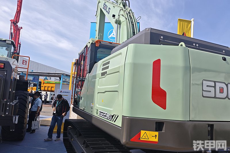 山东临工E6225H EV电动挖掘机整机外观