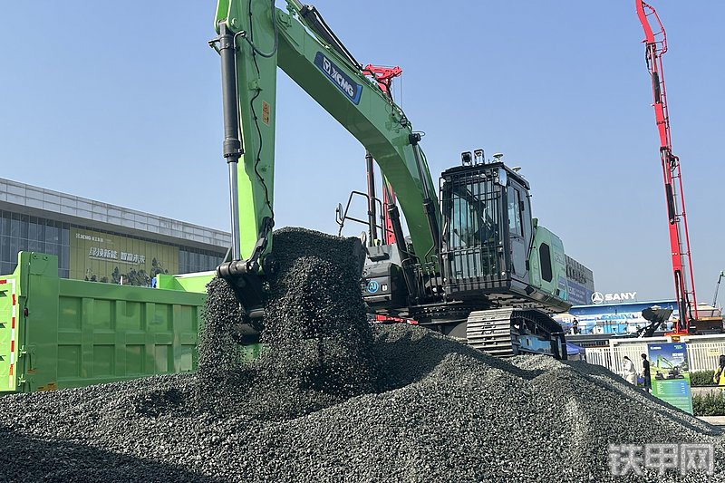 徐工XE215E挖掘机整机外观