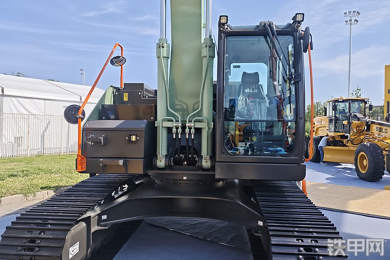 山东临工E6225H EV电动挖掘机局部