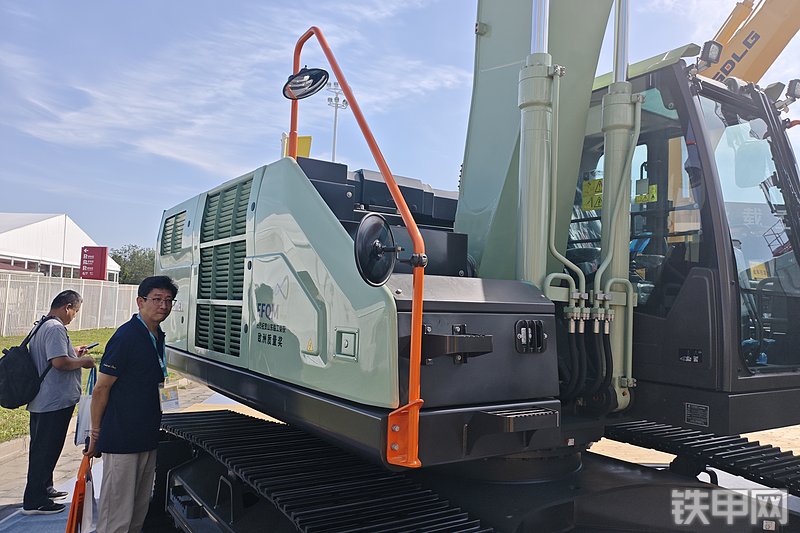 山东临工E6225H EV电动挖掘机局部