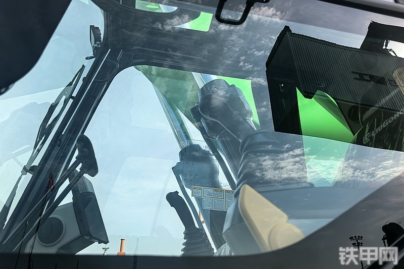 柳工973FMH挖掘机局部