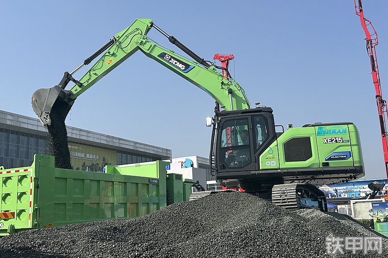 徐工XE215E挖掘机整机外观