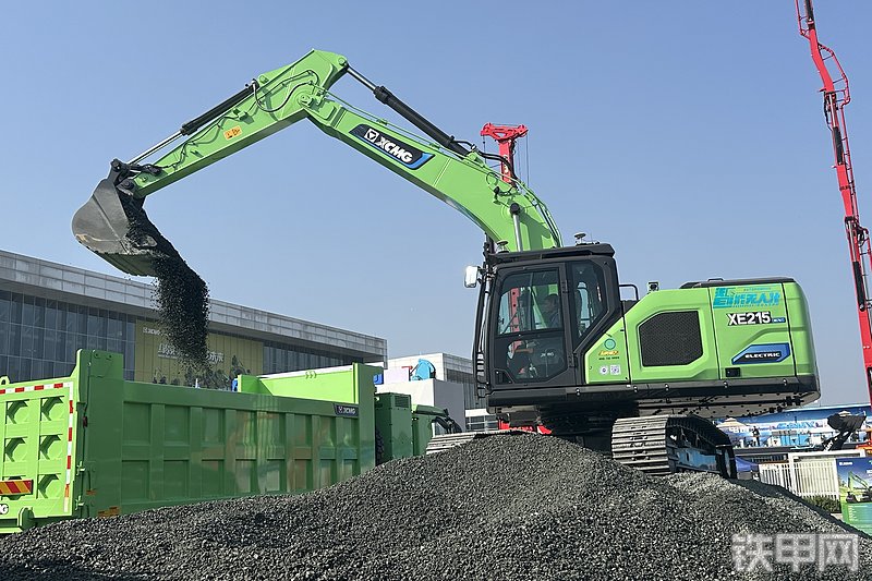 徐工XE215E挖掘机整机外观