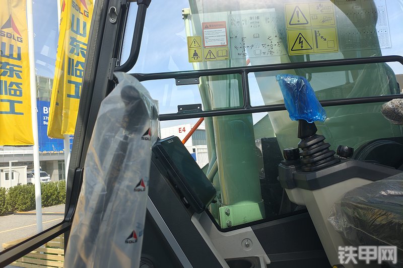 山东临工E6225H EV电动挖掘机局部