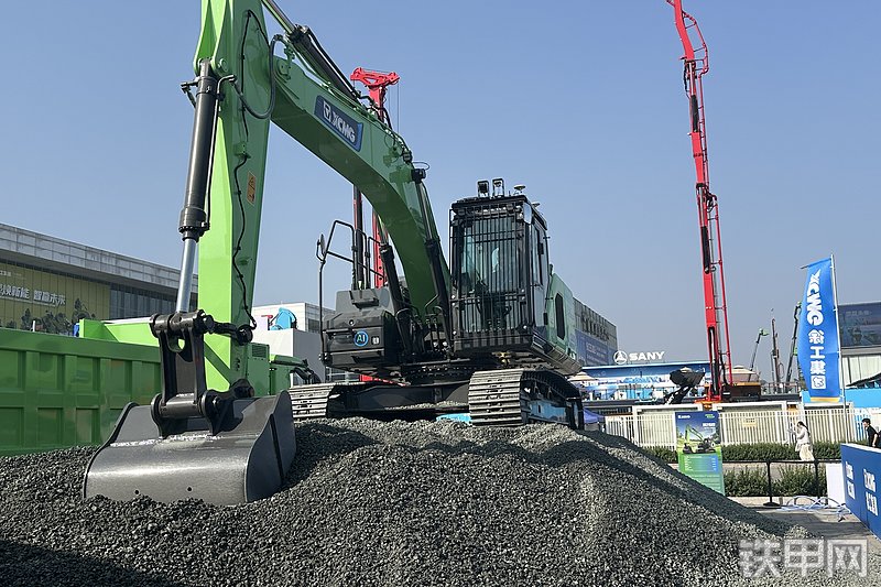 徐工XE215E挖掘机整机外观