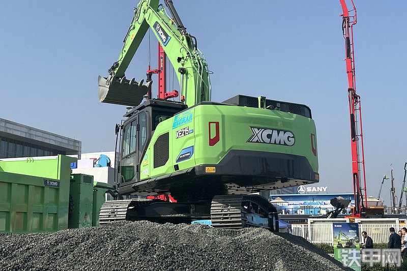 徐工XE215E挖掘机整机外观