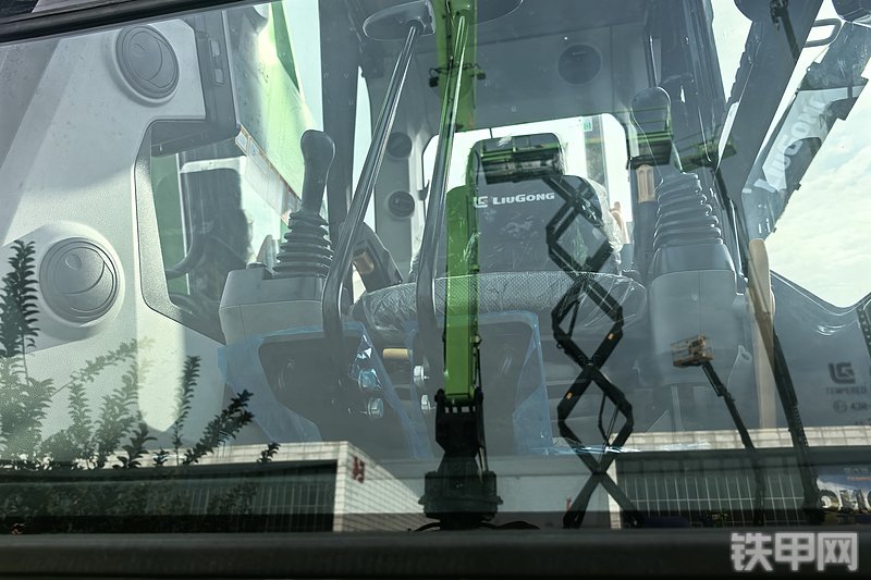 柳工973FMH挖掘机局部