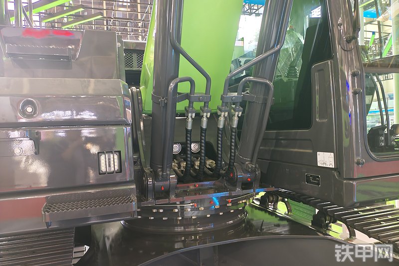 徐工XE215E挖掘机局部