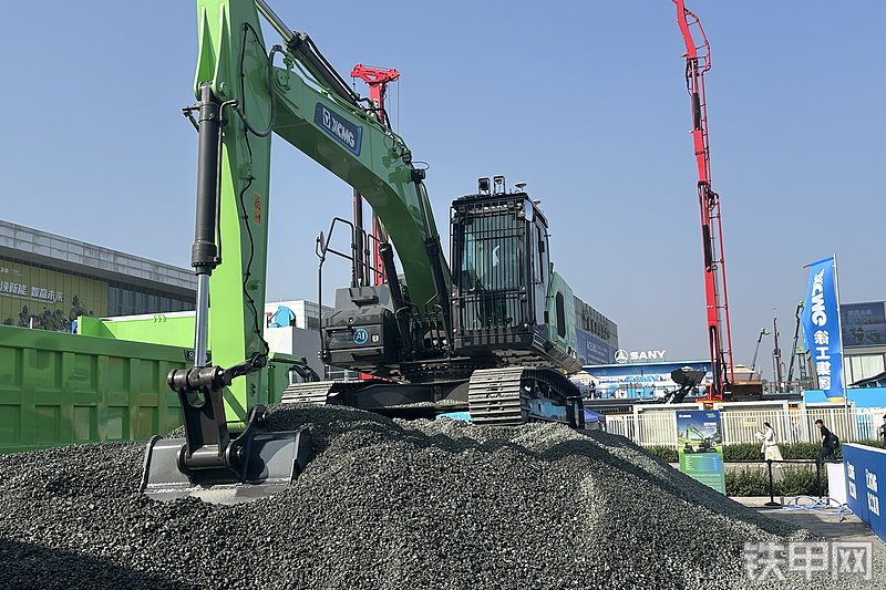 徐工XE215E挖掘机整机外观