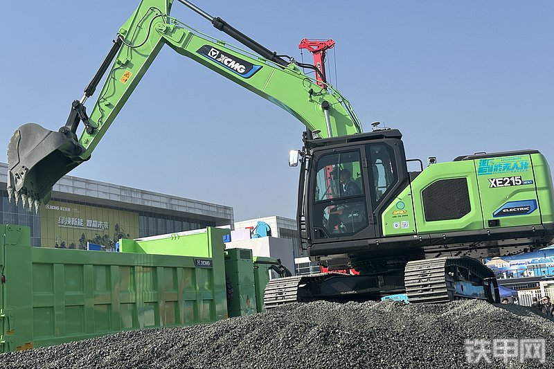 徐工XE215E挖掘机整机外观