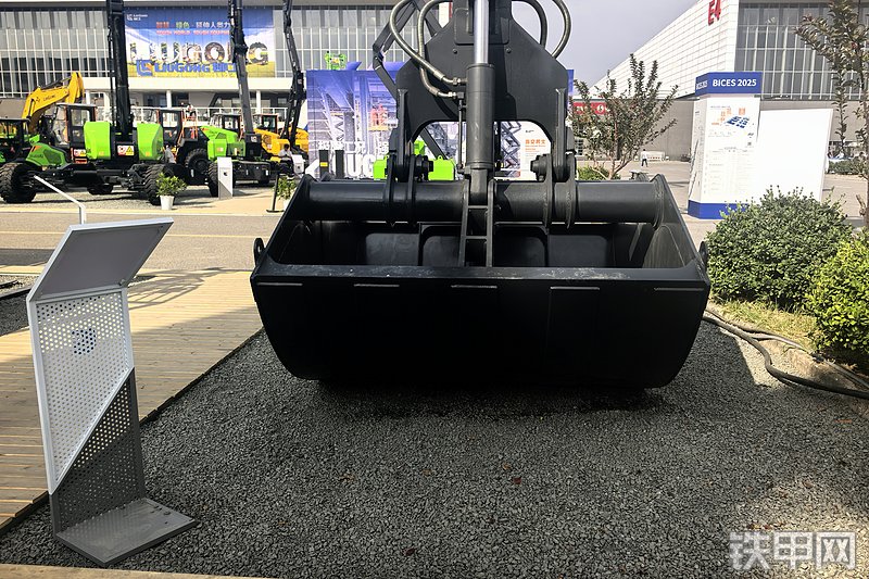 柳工973FMH挖掘机局部