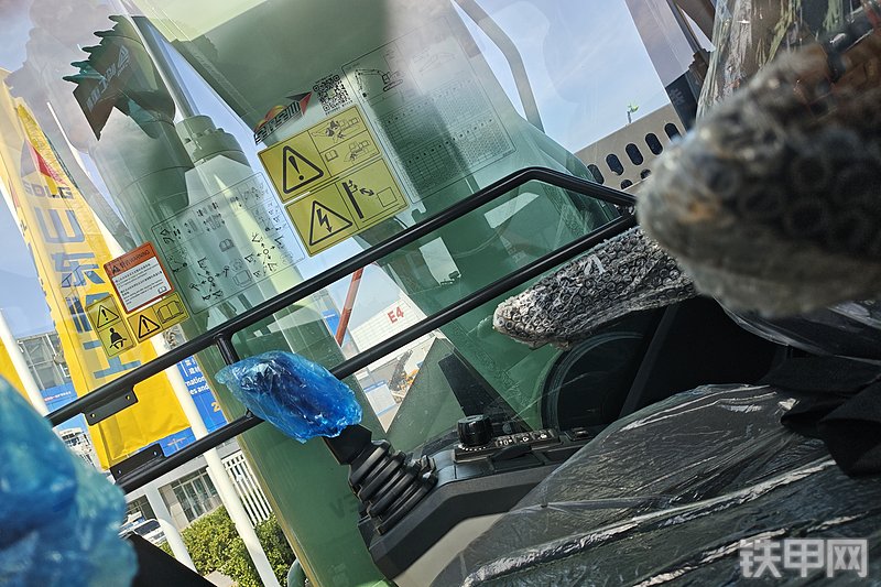 山东临工E6225H EV电动挖掘机局部