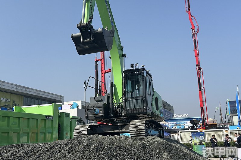 徐工XE215E挖掘机整机外观