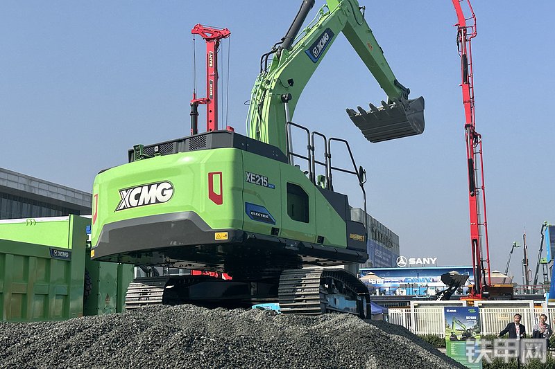 徐工XE215E挖掘机整机外观