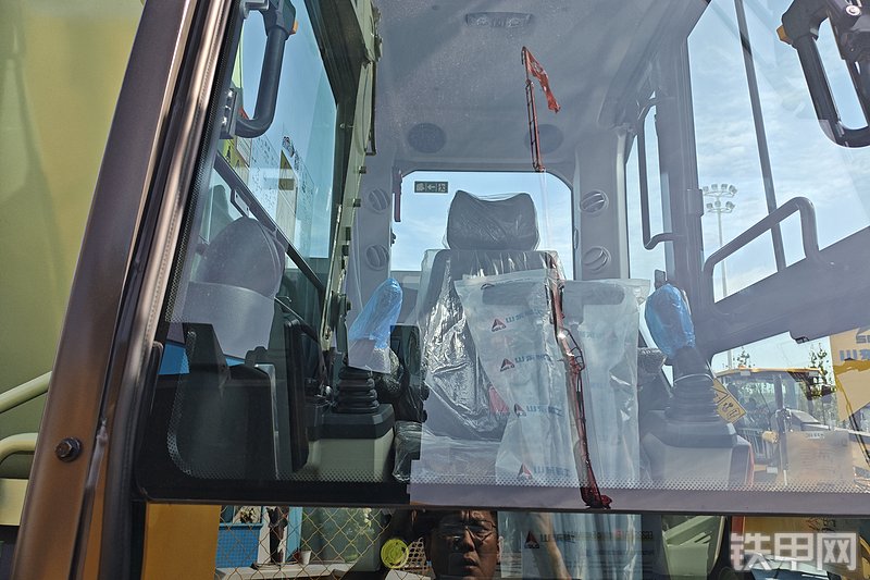 山东临工E6225H EV电动挖掘机局部