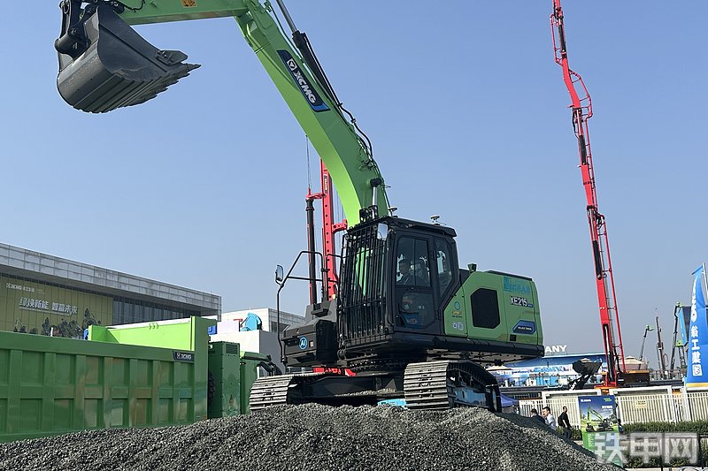 徐工XE215E挖掘机整机外观