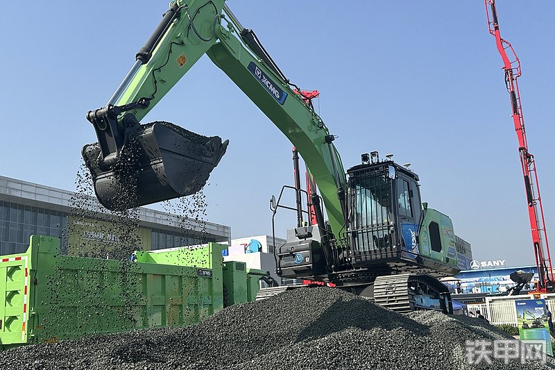 徐工XE215E挖掘机整机外观