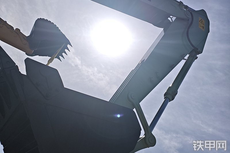 山东临工E6225H EV电动挖掘机局部