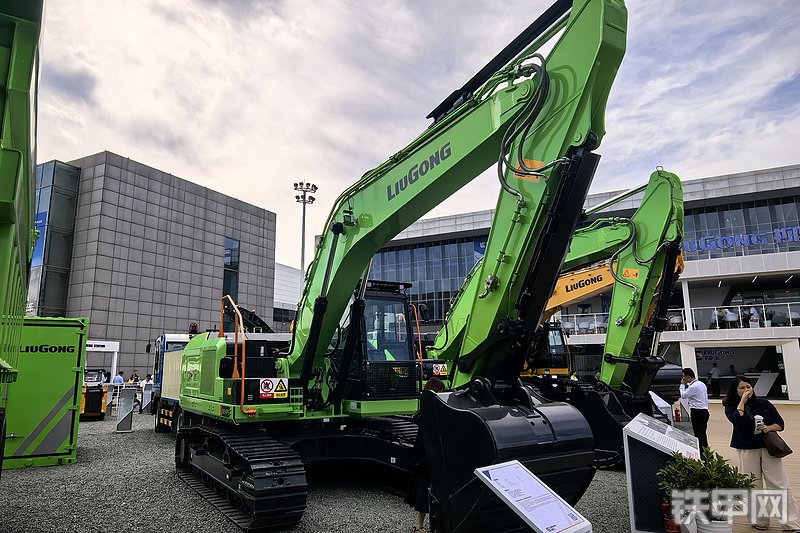 柳工924FE挖掘机整机外观