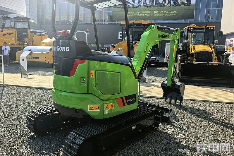 柳工9027FE挖掘机整机外观