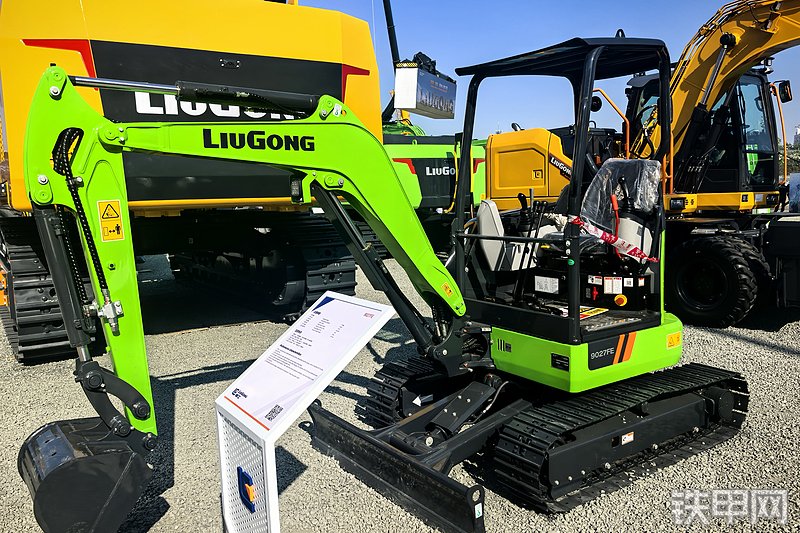 柳工9027FE挖掘机整机外观