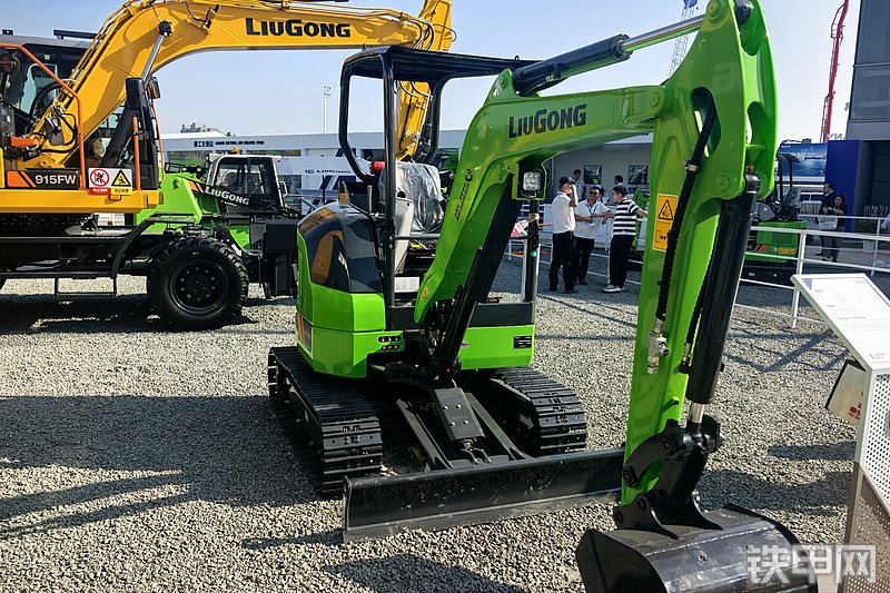 柳工9027FE挖掘机整机外观