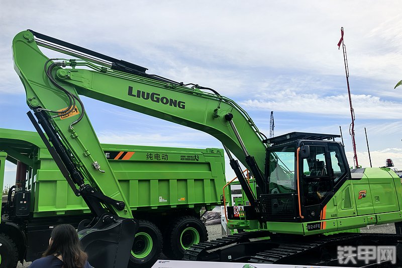 柳工924FE挖掘机整机外观