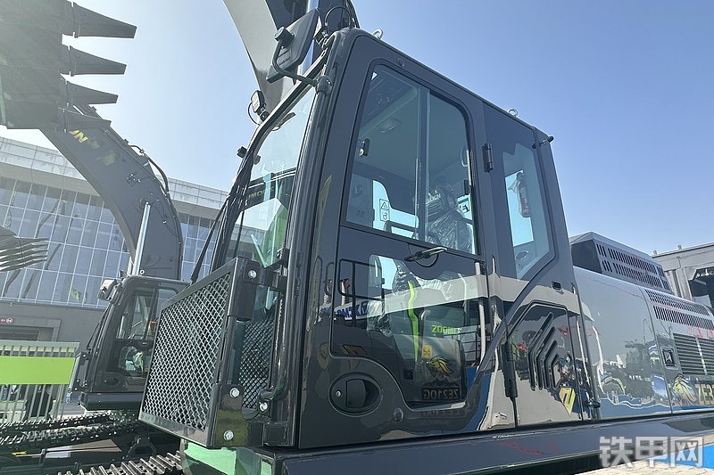 中联重科  ZE335G挖掘机展会( )